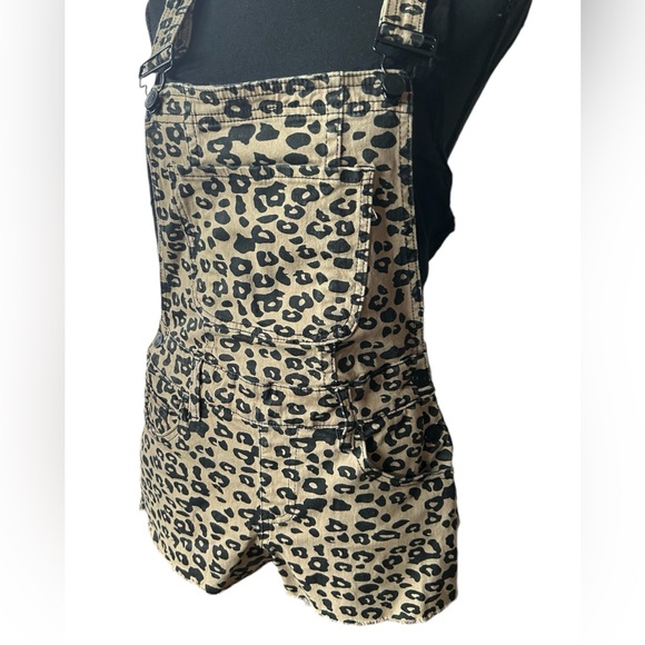 5/25$ ✨ Cheetah Overalls - Picture 5 of 13